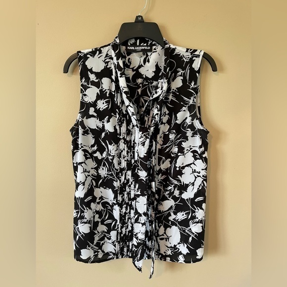 Karl Lagerfeld Tops - Karl Lagerfeld Sleeveless Top Size Medium